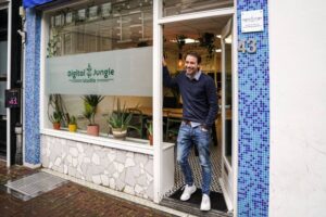Digital Jungle Studio vol knappe mannen